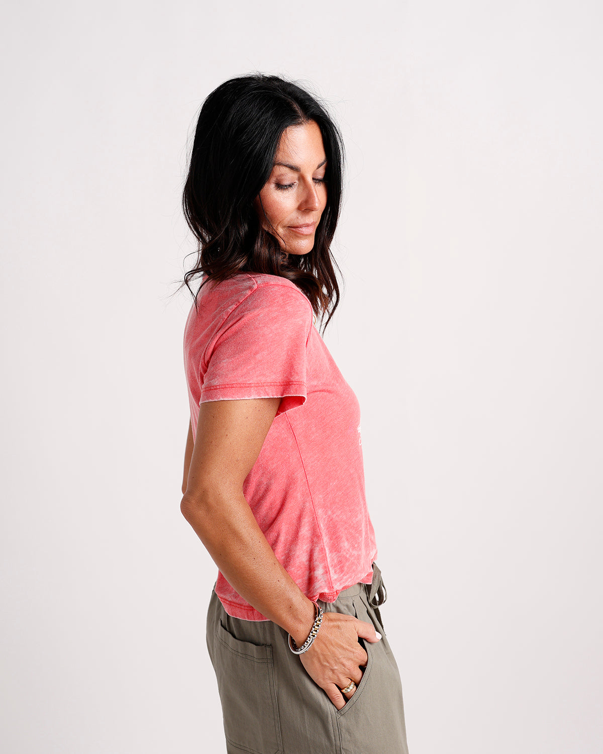 Coral acid wash short sleeve tee paired with olive drawstring pants, side view.