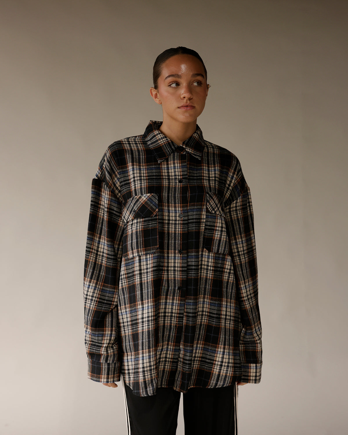 plaid shirt fall outfit inspo, perfect flannel for fall, oversized flannel, 