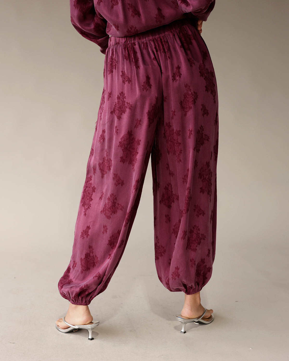 BERRY FLORAL SILK BALLOON PANTS