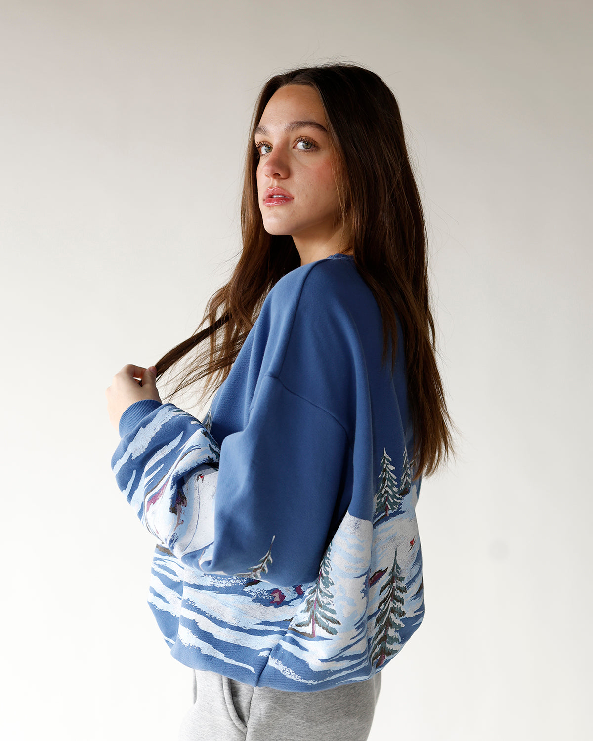 DAYDREAMER ALPINE SKI SCENE OVERSIZED CREW SWEATSHIRT