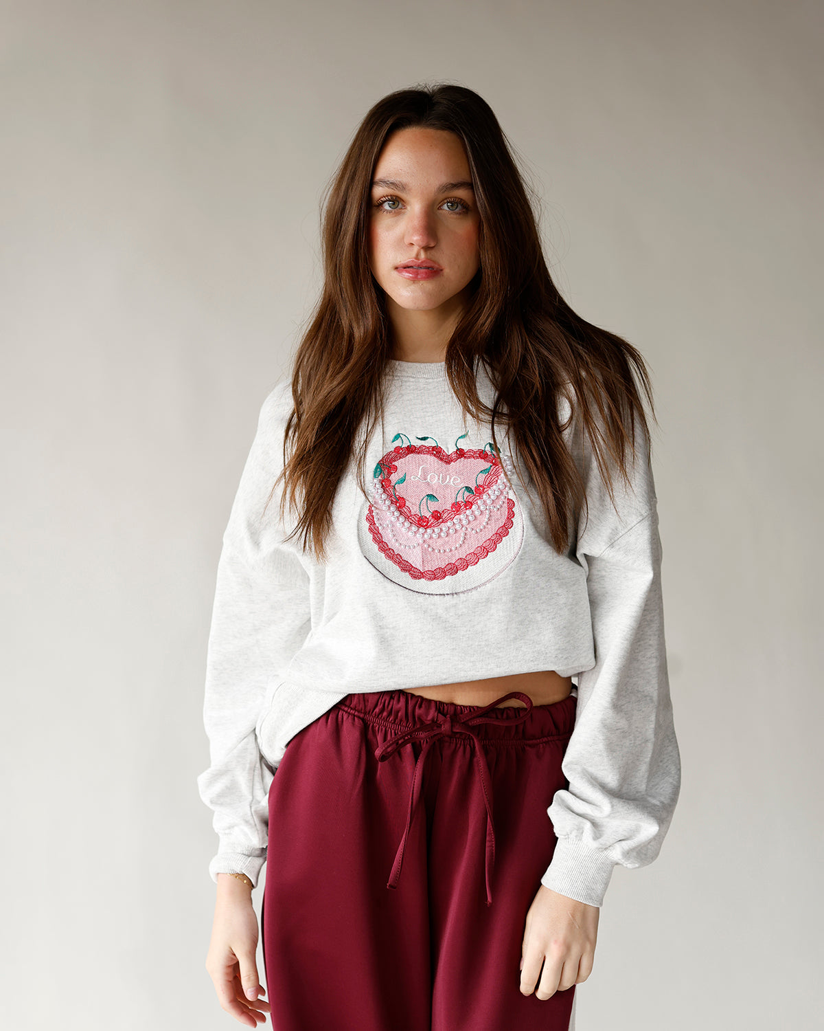 Heart cake with pearl 3D details graphic valentine's day crewneck sweatshirt 