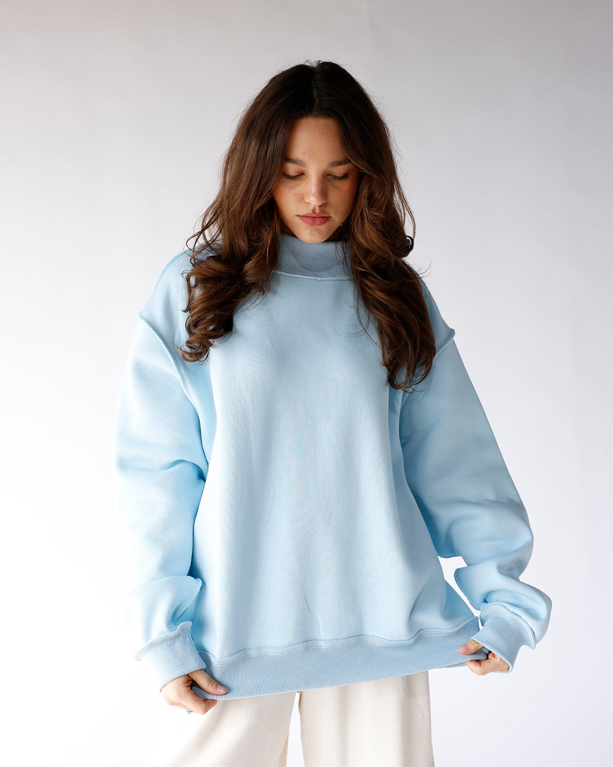 ESSENTIAL MOCK NECK SWEATSHIRT X LIGHT BLUE