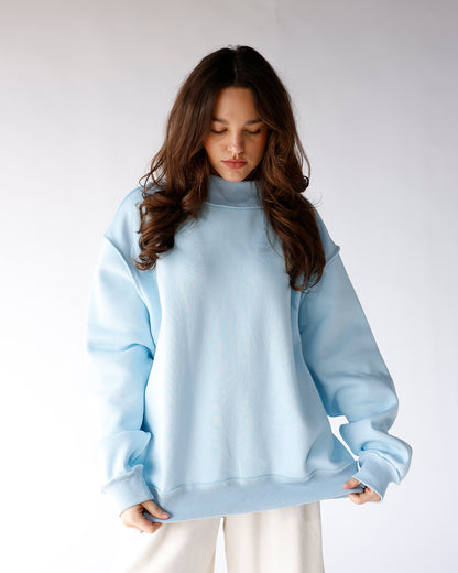 ESSENTIAL MOCK NECK SWEATSHIRT X LIGHT BLUE