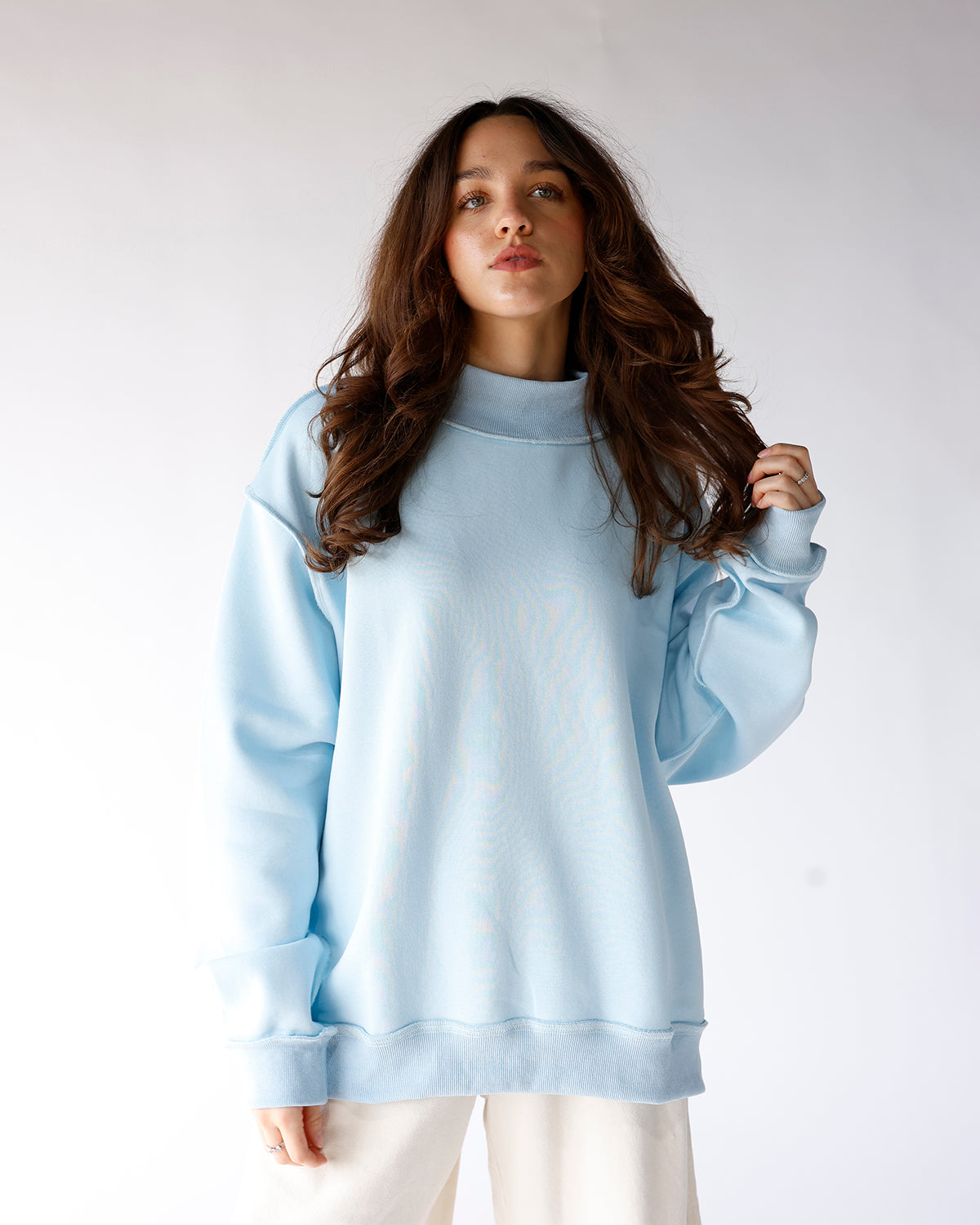 ESSENTIAL MOCK NECK SWEATSHIRT X LIGHT BLUE