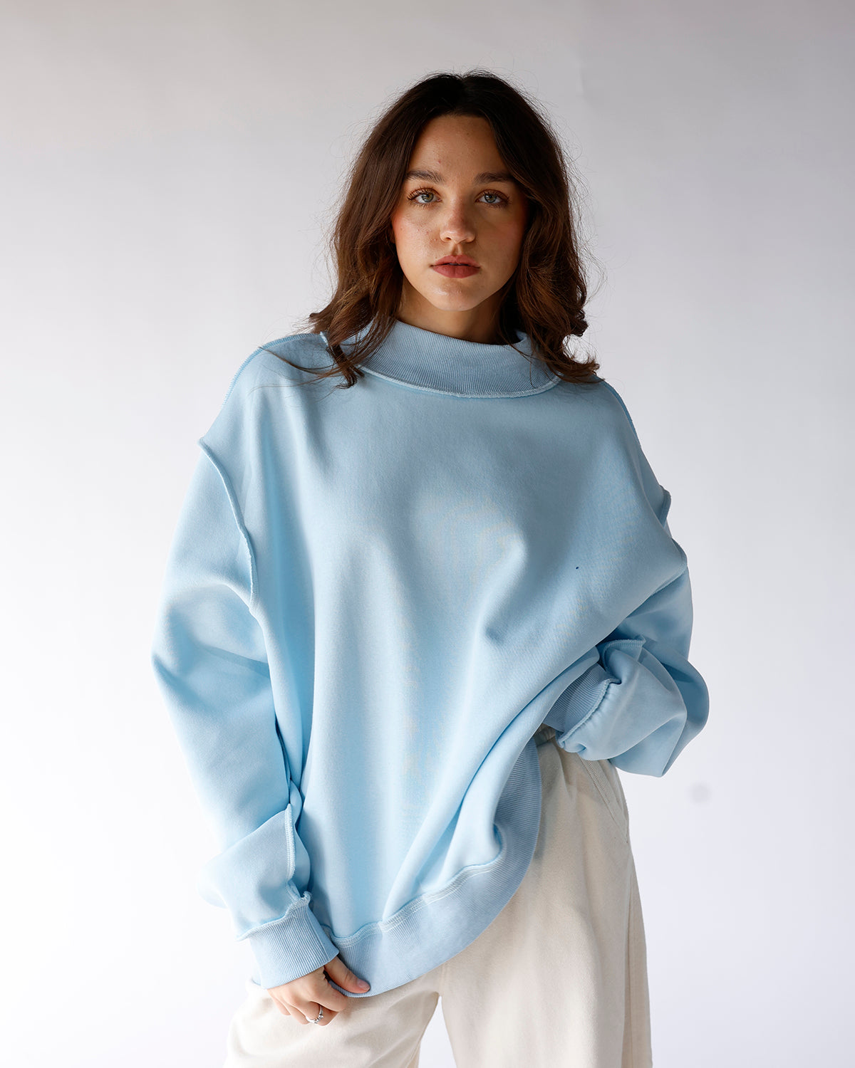 ESSENTIAL MOCK NECK SWEATSHIRT X LIGHT BLUE