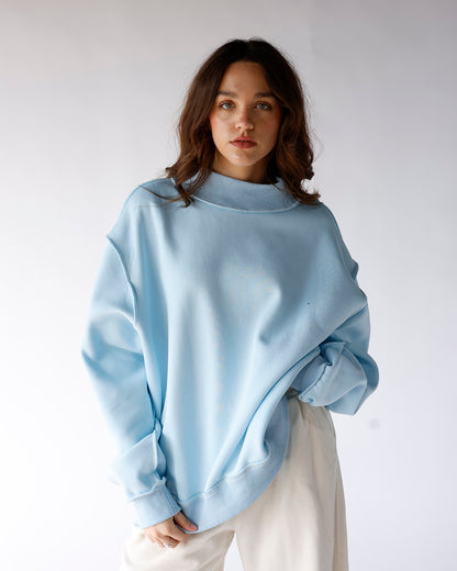 ESSENTIAL MOCK NECK SWEATSHIRT X LIGHT BLUE