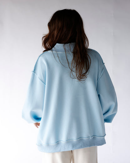 ESSENTIAL MOCK NECK SWEATSHIRT X LIGHT BLUE