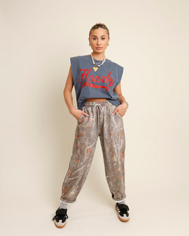 HIP CRUSHING ON CAMO BARREL SWEATS