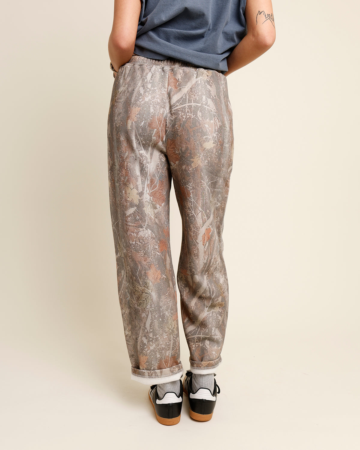 HIP CRUSHING ON CAMO BARREL SWEATS
