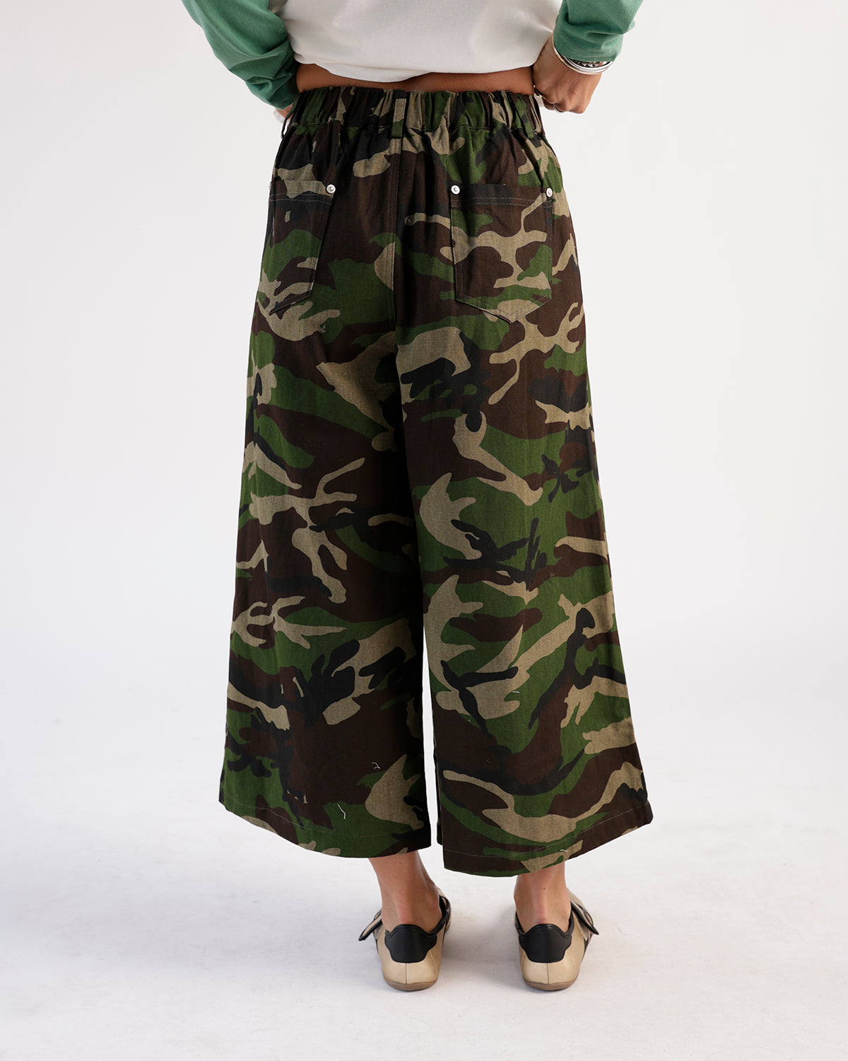 Wide-leg camouflage culottes with elastic waist, green brown black camo pattern