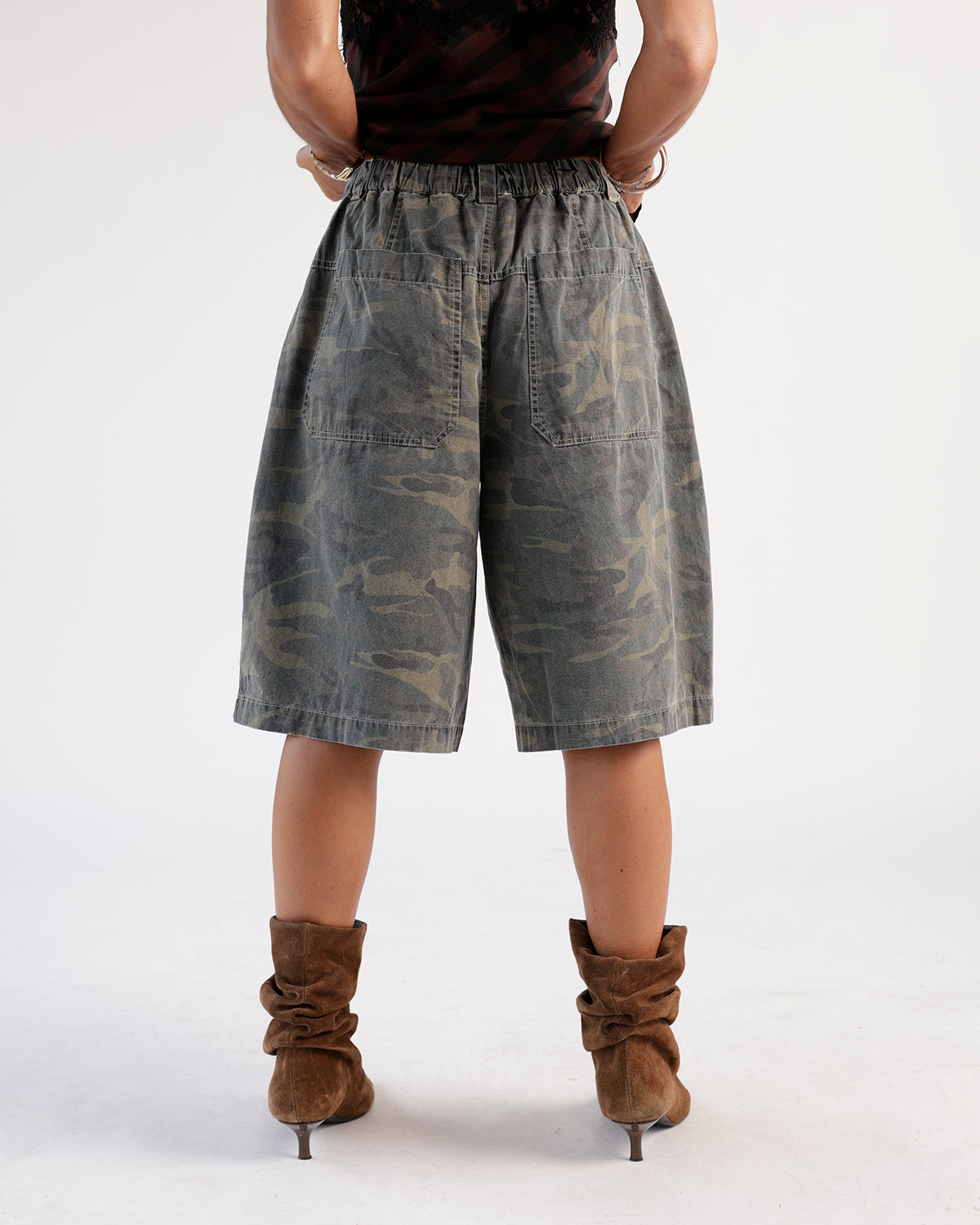 Wide-leg camouflage cargo shorts with elastic waist and back patch pockets
