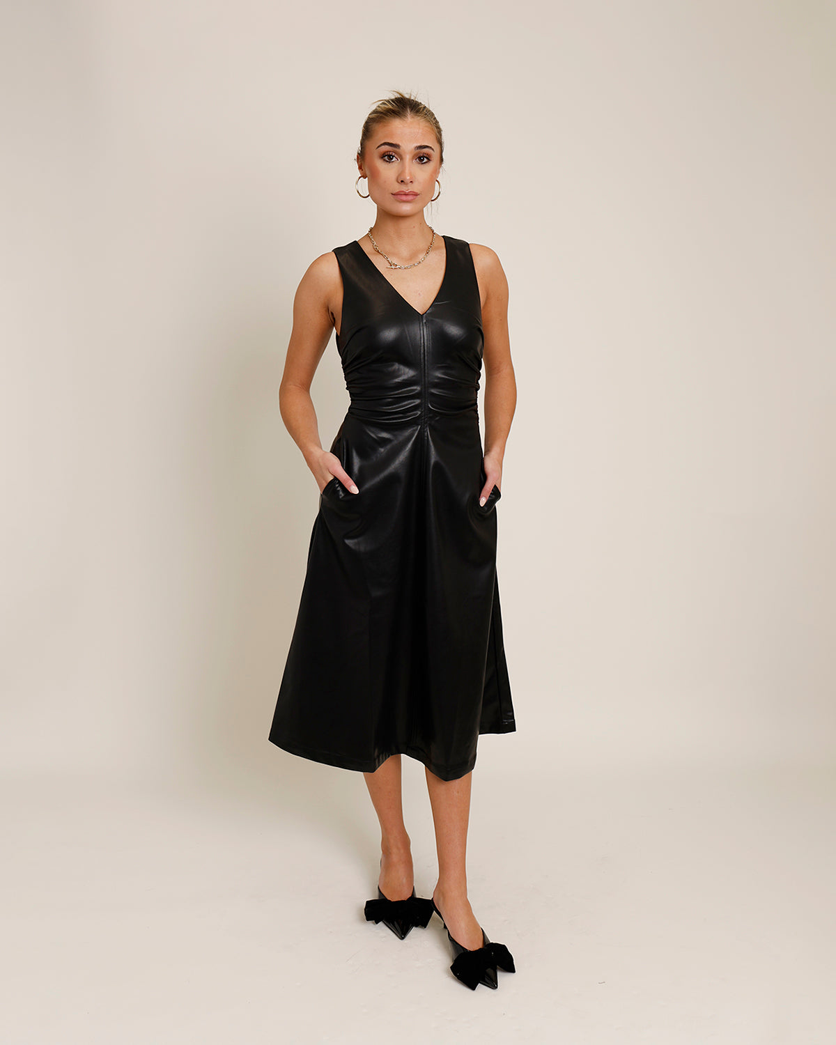 ASTR THE LABEL OMAIRA MIDI DRESS