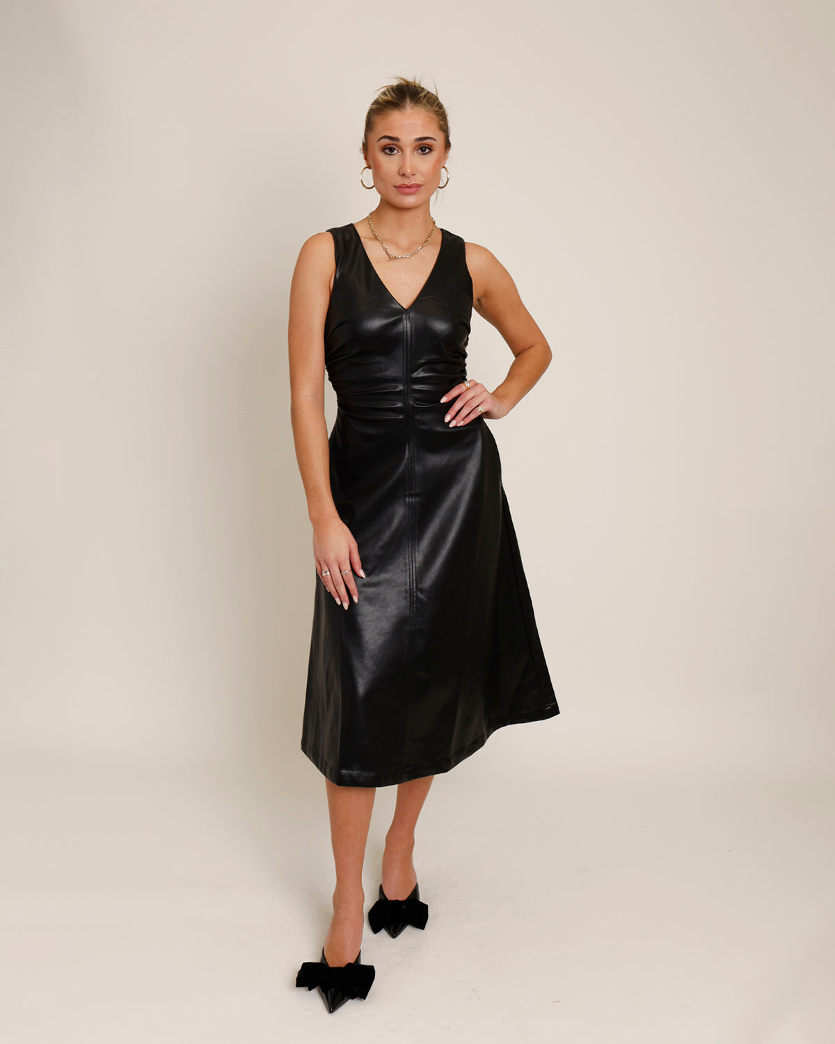 ASTR THE LABEL OMAIRA MIDI DRESS