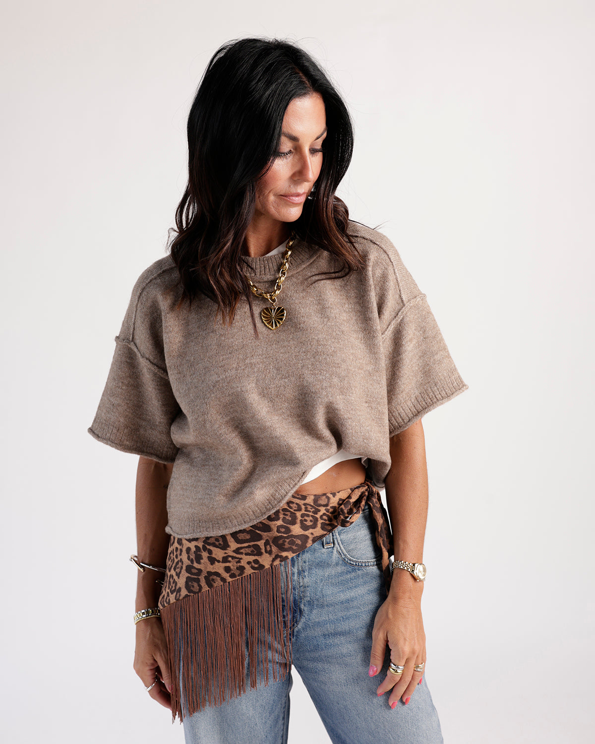 Taupe short-sleeve knit sweater with cropped silhouette and ribbed cuffs