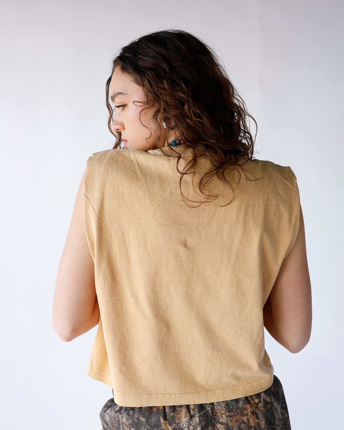 THREE LITTLE FISH MUSCLE TEE X MUSTARD