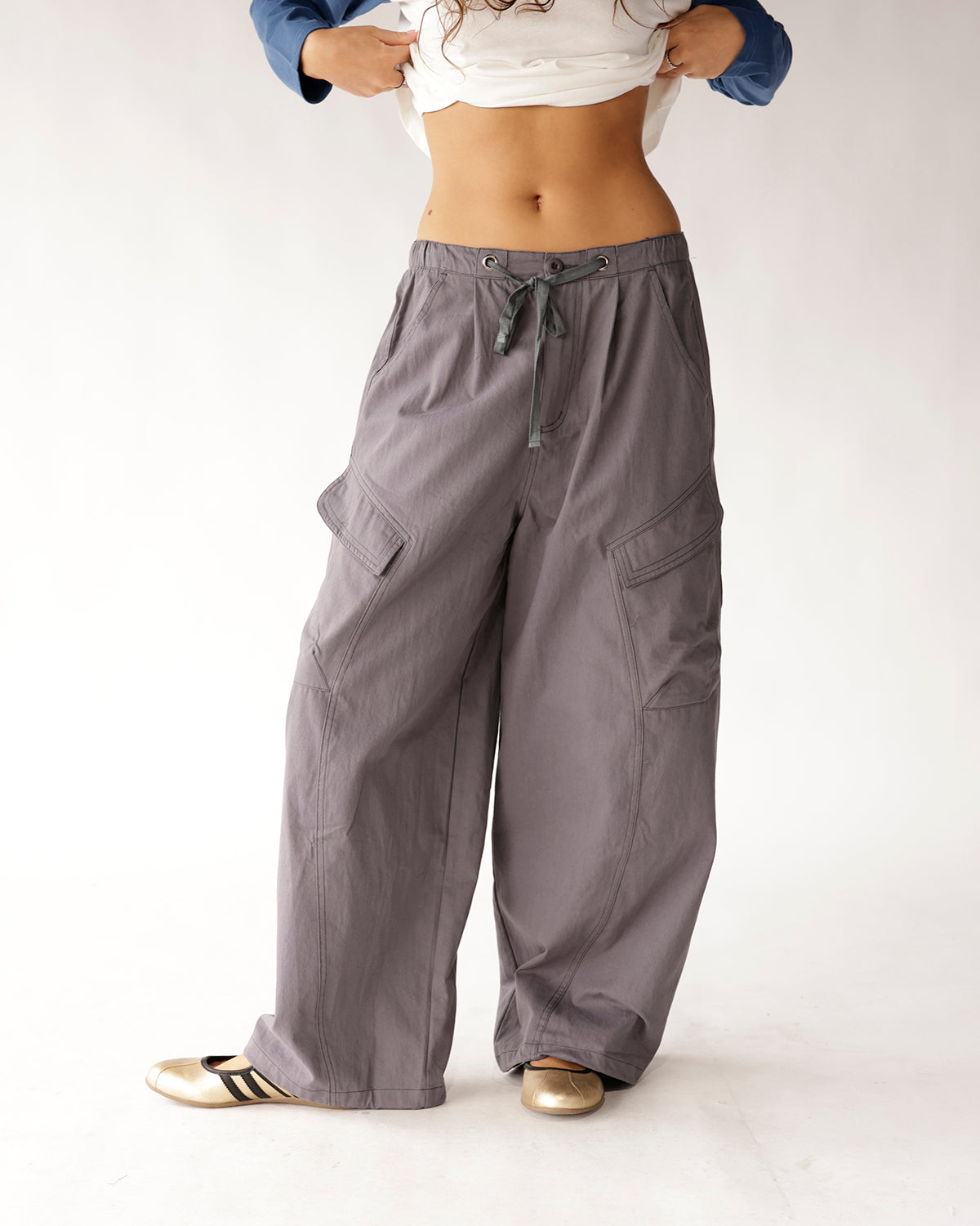 Experience the perfect blend of utility and style with these gray twill cargo pants. Featuring an adjustable fit and functional pockets, they're perfect for all