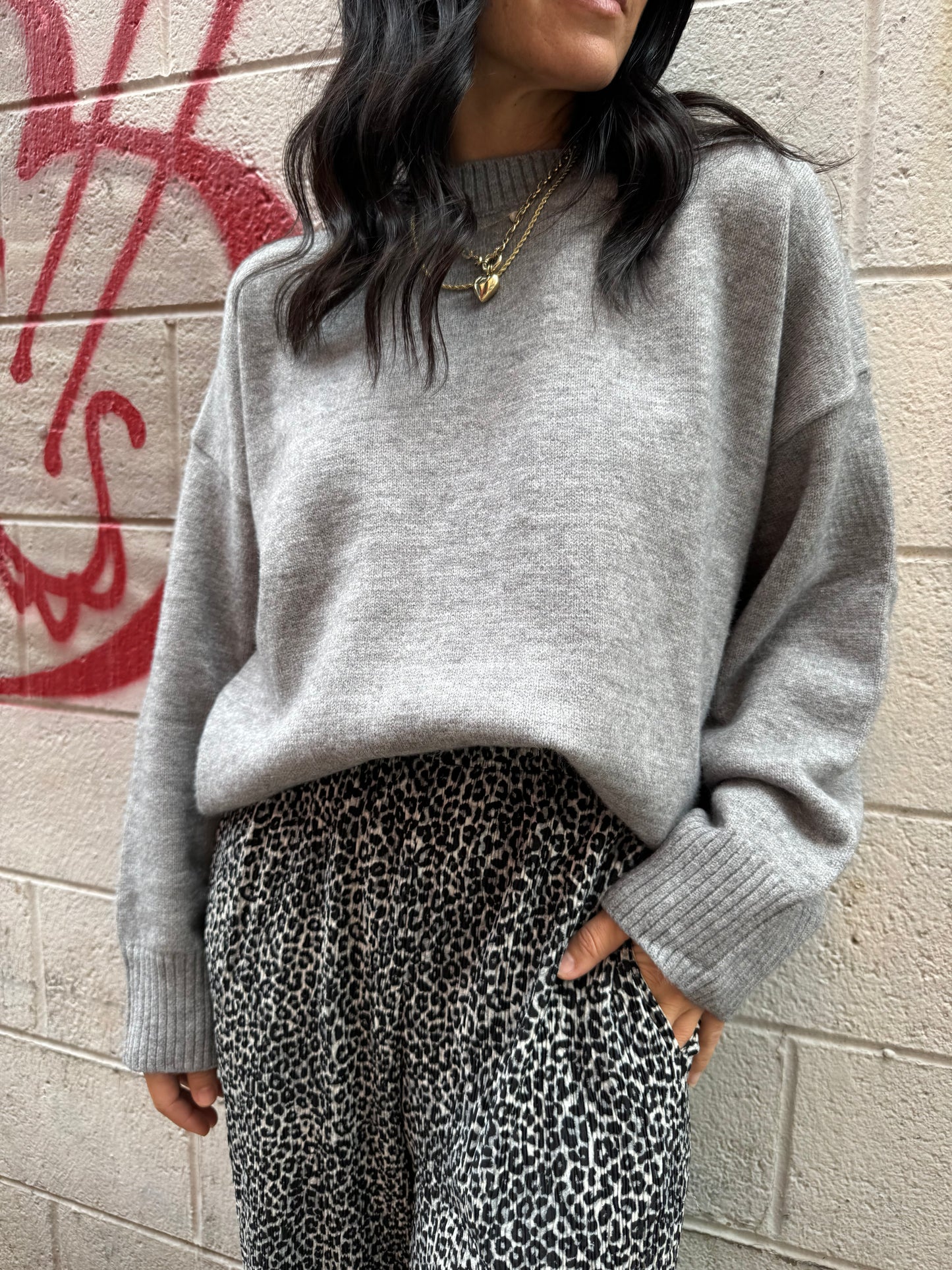 MUST HAVE SWEATER X GREY