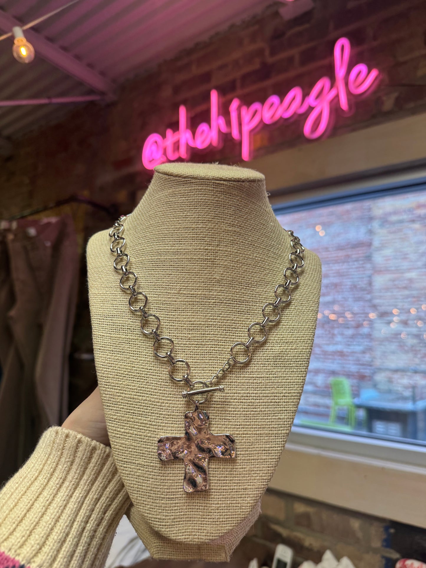 HAMMERED CROSS FRONT TOGGLE NECKLACE X SILVER