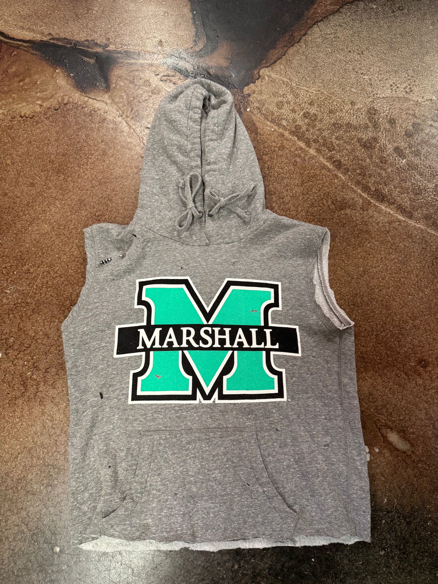 BLEACHER BABE X MU MUSCLE HOODIE TOP