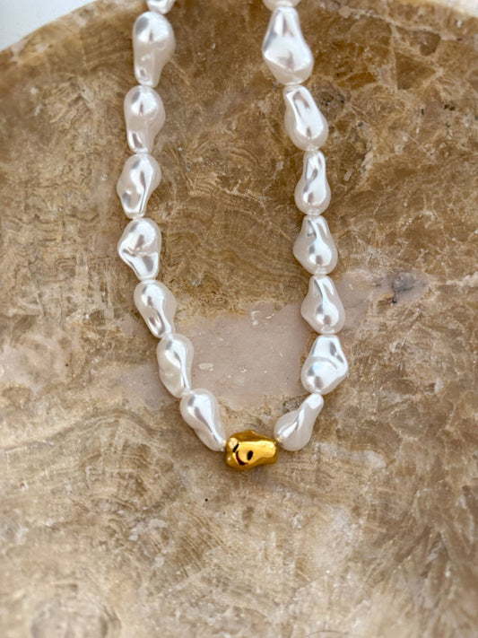 SOPHIA CHUNKY PEARL NECKLACE