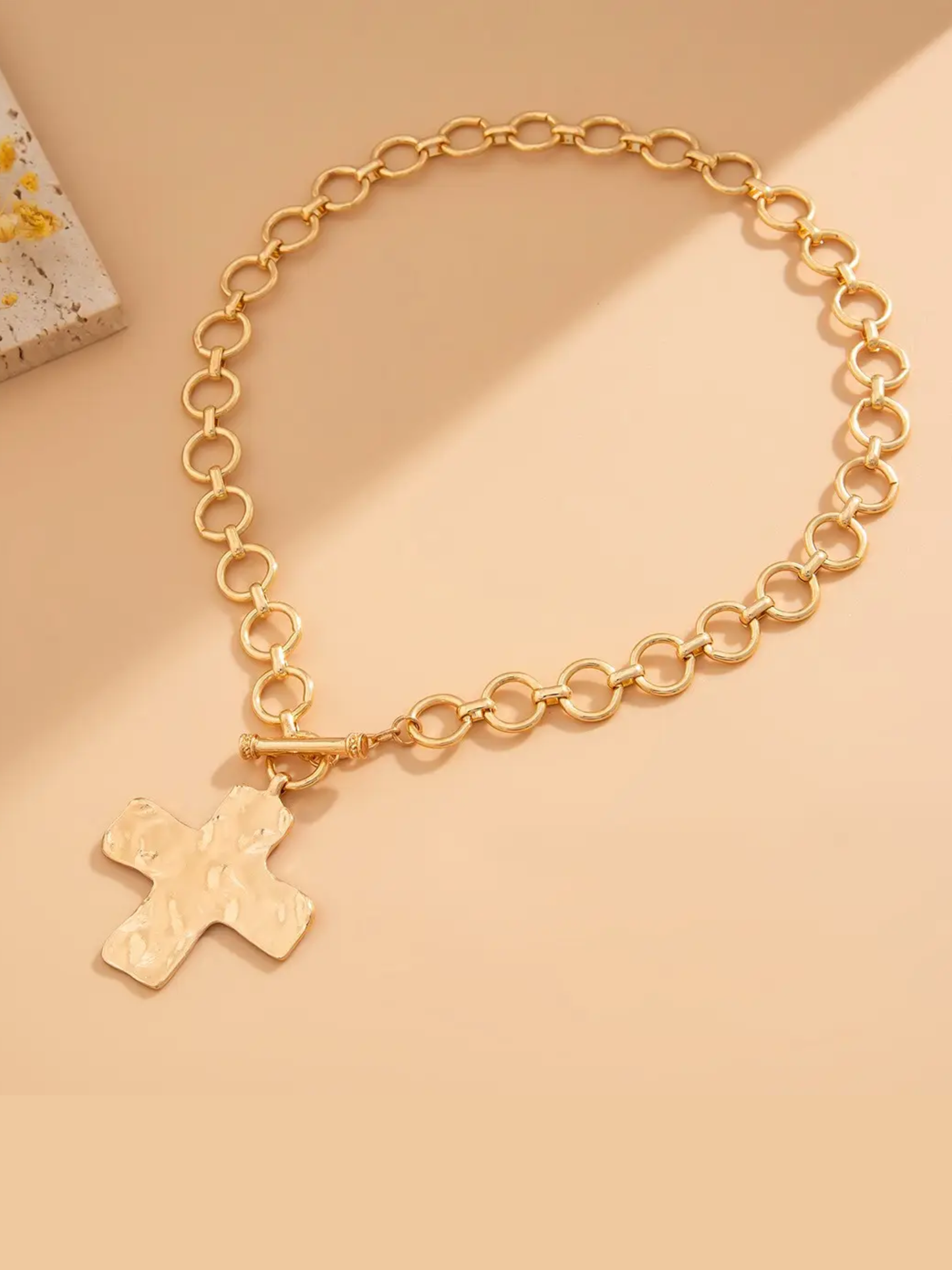 HAMMERED CROSS FRONT TOGGLE NECKLACE X GOLD