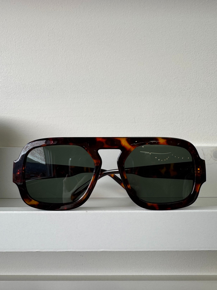 large retro style brown tortoise sunglasses