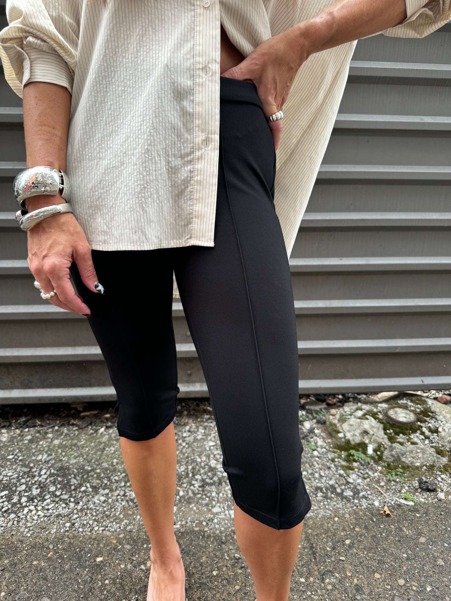 black stretch capri pants