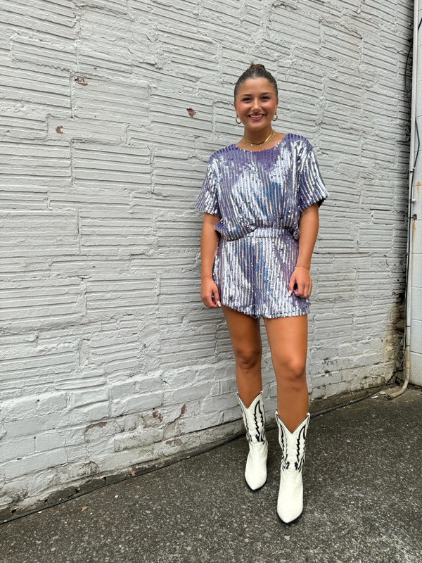 purple sequin tee and baggy jeans outfit 