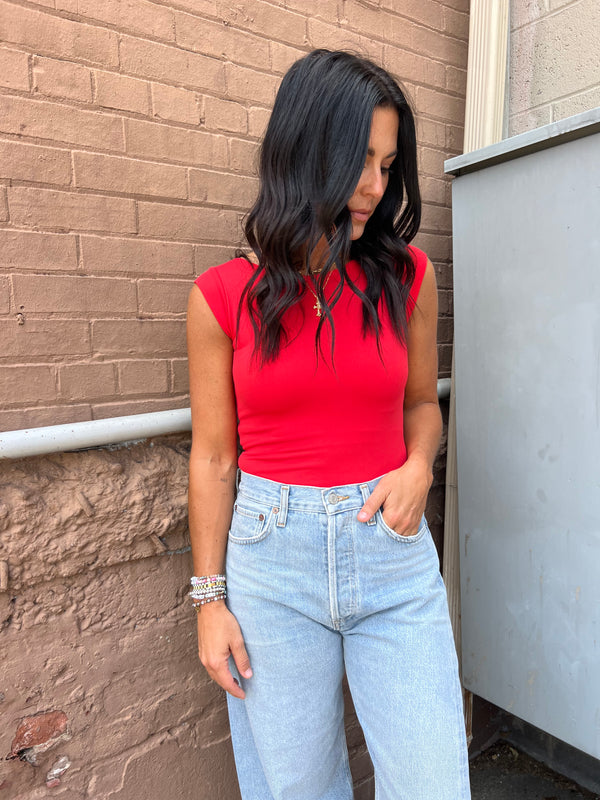 red bodysuit and slouchy jeans outfits