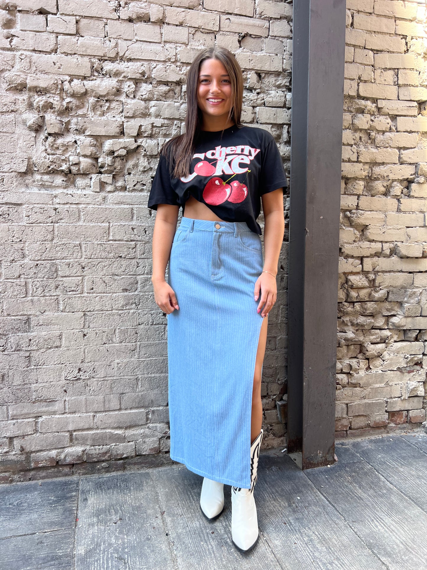 graphic tee and denim skirt outfits