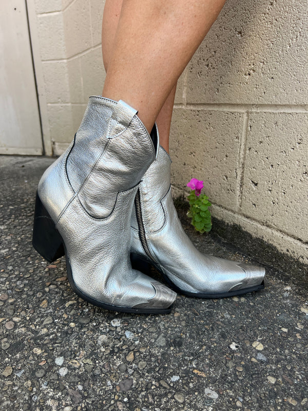 https://thehipeagle.com/collections/shoes