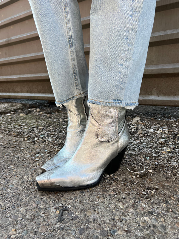 https://thehipeagle.com/collections/shoes