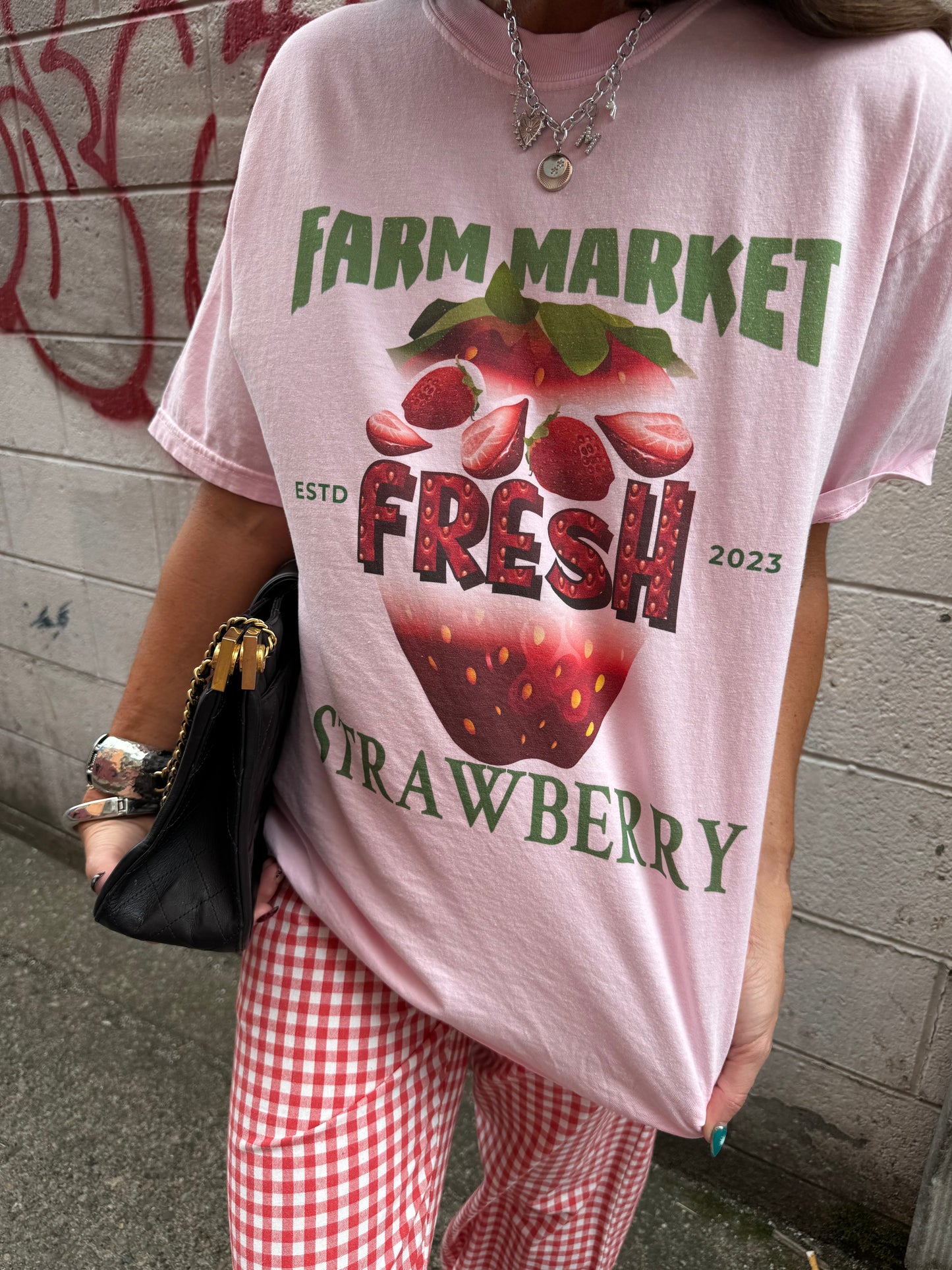 STRAWBERRY PICKING TEE