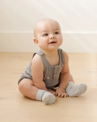 QUINCY MAE SLEEVELES BUBBLE ROMPER IN KITES