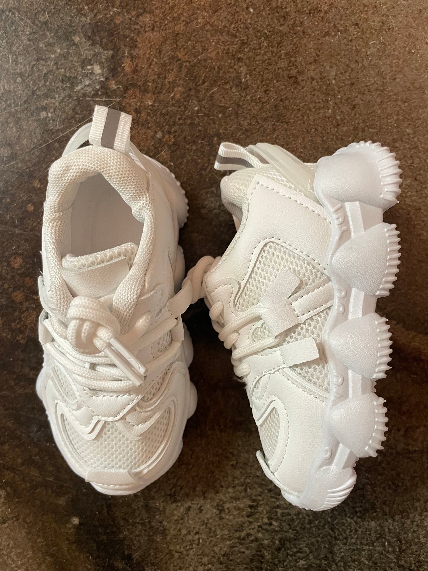 TODDLER WHITE BREATHABLE SNEAKER - THE LITTLE EAGLE BOUTIQUE
